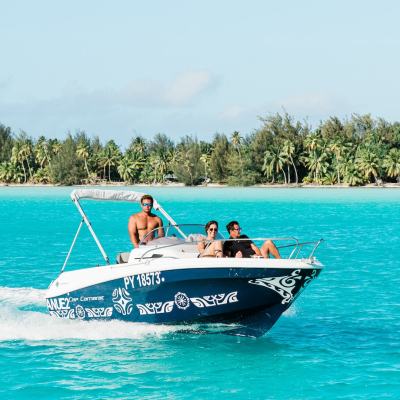 A couple sailing on Bora Bora lagoon