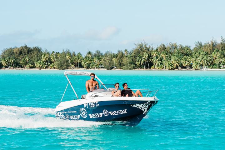 A couple sailing on Bora Bora lagoon