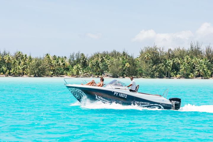 A couple sailing on Bora Bora lagoon